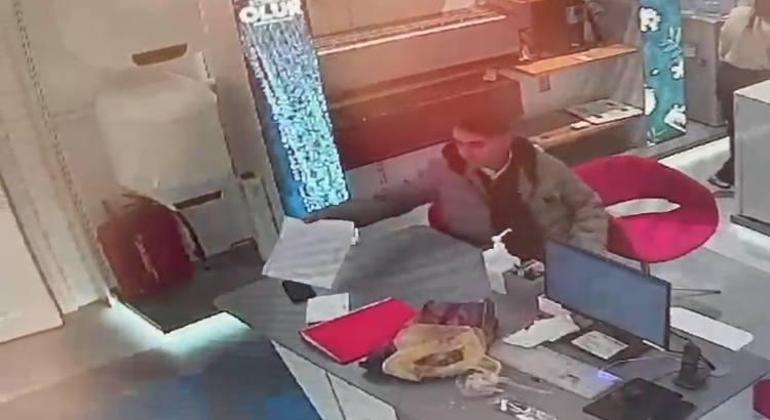 Başvuru için geldi, telefonu çalıp kaçtı