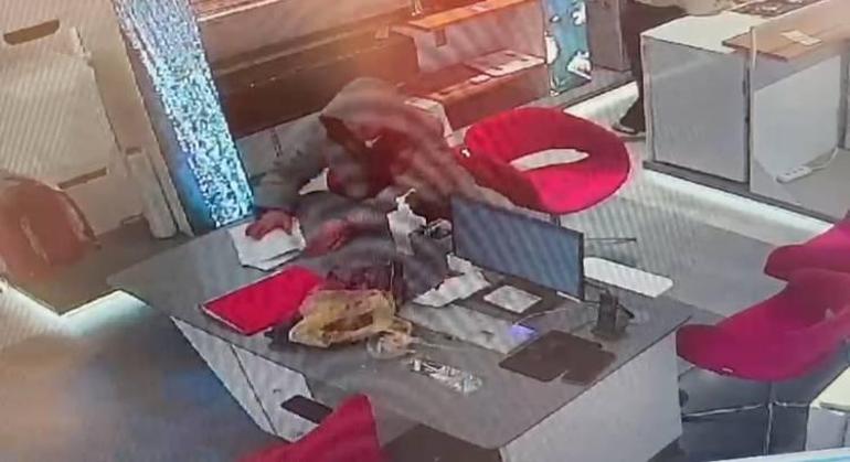 Başvuru için geldi, telefonu çalıp kaçtı