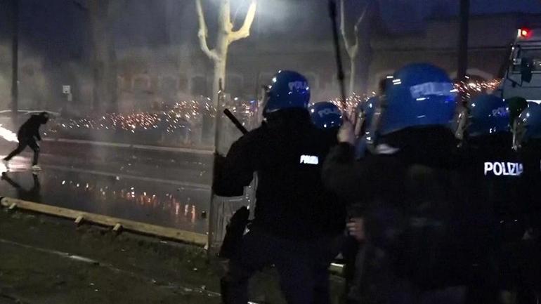 İtalyada kültür merkezi krizi: Çatışma çıktı, 11 kişi yaralandı