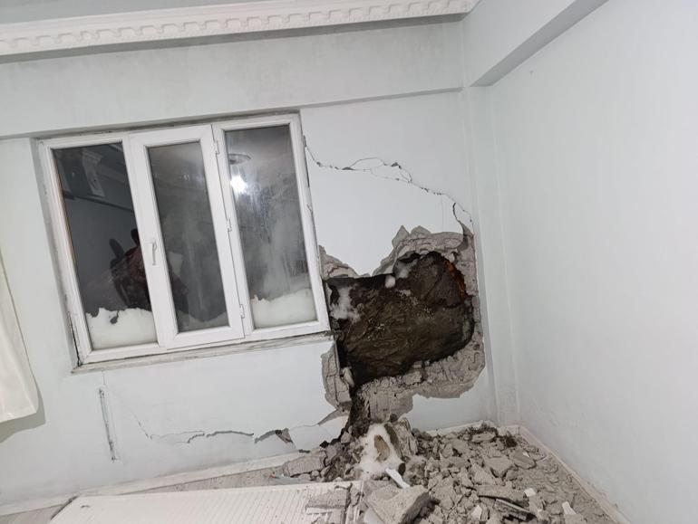 Dağdan kopan dev kaya yatak odasına girdi