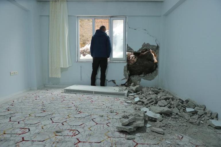 Dağdan kopan kaya parçası evin duvarını deldi