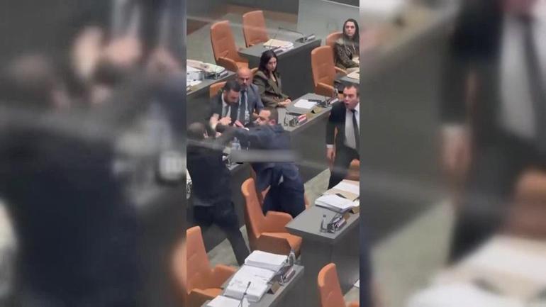KKTC Meclisinde yumruklu kavga: Erken seçim tartışması fiziksel şiddete dönüştü