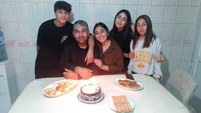 Mezarlıkta gözyaşlarına boğuldu Enkazdan çıkarılamayan 13 yaşındaki kızını arıyor