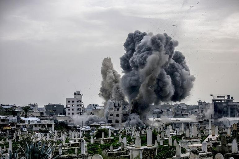 Ateşkese rağmen saldırılar sürüyor: İsrail Gazzede bir binayı böyle vurdu