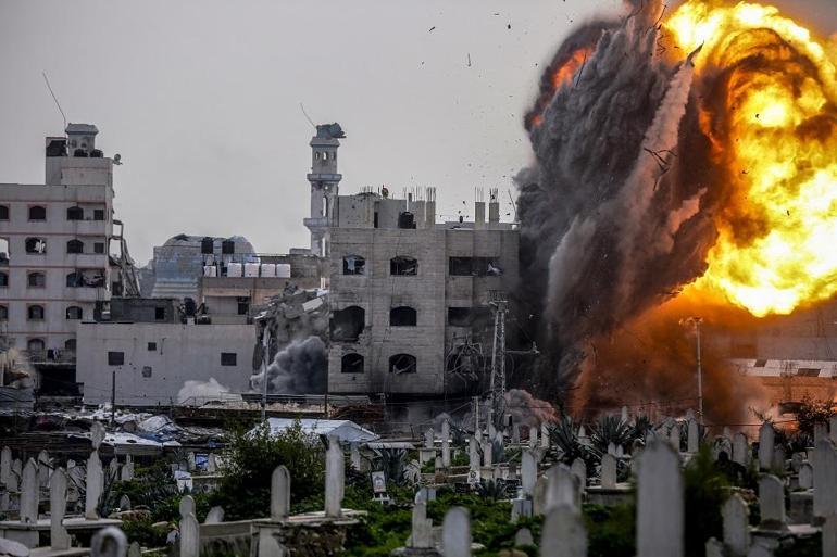 Ateşkese rağmen saldırılar sürüyor: İsrail Gazzede bir binayı böyle vurdu