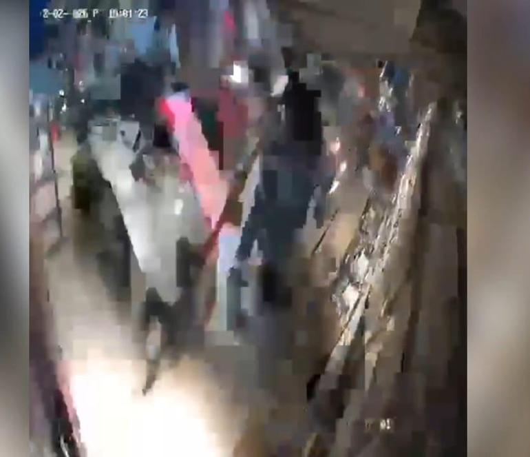 Asma tavan iş yeri sahibinin üzerine çöktü