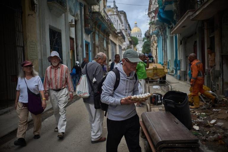 Kübada yakıt krizi: Üniversiteler ve bankalar saatleri değiştirecek... Oteller kapılarını kapattı