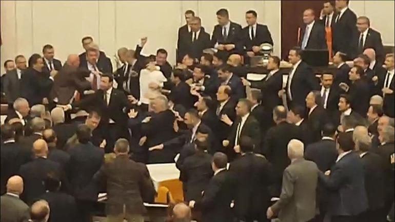 SON DAKİKA | Mustafa Çiftçi ve Akın Gürlekin yemin töreni öncesi Mecliste yumruklu kavga