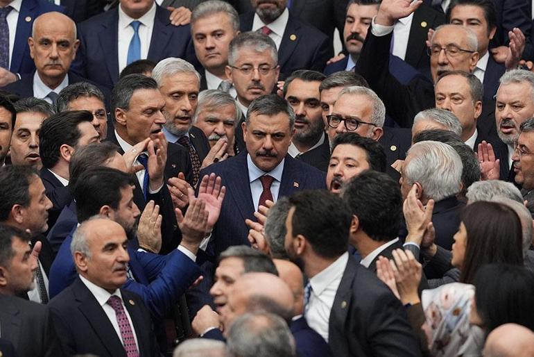 SON DAKİKA | Mustafa Çiftçi ve Akın Gürlekin yemin töreni öncesi Mecliste yumruklu kavga