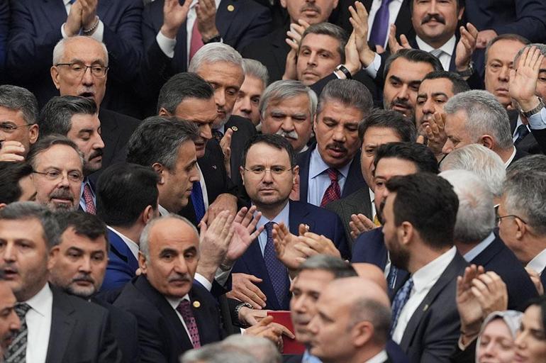 SON DAKİKA | Mustafa Çiftçi ve Akın Gürlekin yemin töreni öncesi Mecliste yumruklu kavga