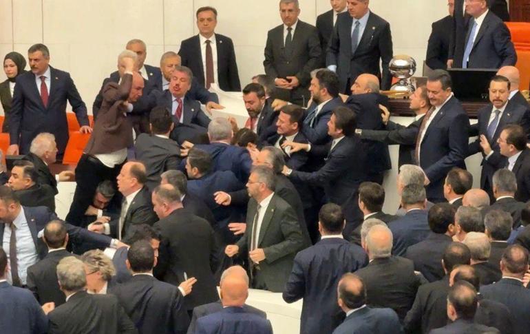 SON DAKİKA | Mustafa Çiftçi ve Akın Gürlekin yemin töreni öncesi Mecliste yumruklu kavga