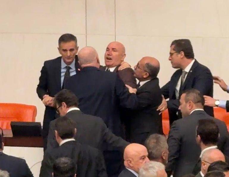 SON DAKİKA | Mustafa Çiftçi ve Akın Gürlekin yemin töreni öncesi Mecliste yumruklu kavga