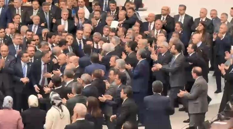 SON DAKİKA | Mustafa Çiftçi ve Akın Gürlekin yemin töreni öncesi Mecliste yumruklu kavga