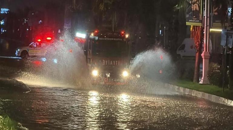 SON DAKİKA | Kuvvetli sağanak, yolları göle çevirdi Bodrum ve Milasta okullar tatil etti