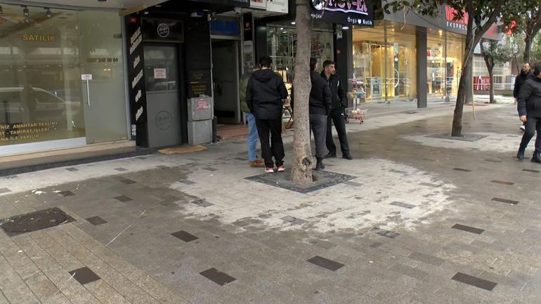 İstanbulda iş merkezinin kapısına el bombası koydular O anlar kamerada...