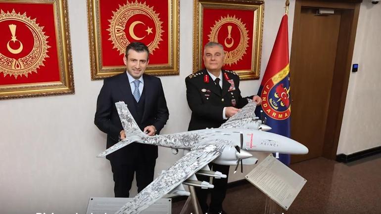 Selçuk Bayraktardan Jandarma Genel Komutanı Orgeneral Çardakçıya anlamlı hediye