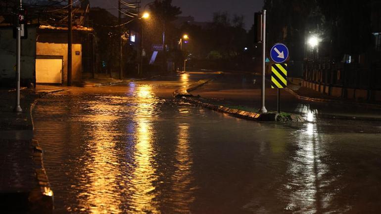  Caddeler göle döndü