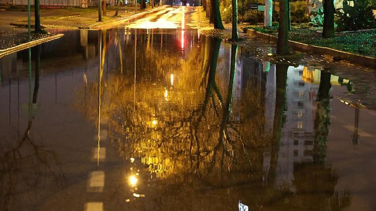  Caddeler göle döndü