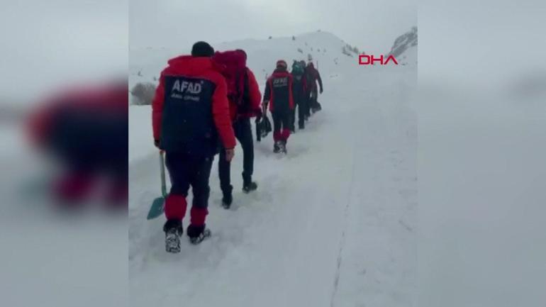 Araçlarının üstüne çığ düştü Kendi imkanlarıyla kurtuldular