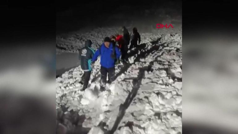 Araçlarının üstüne çığ düştü Kendi imkanlarıyla kurtuldular