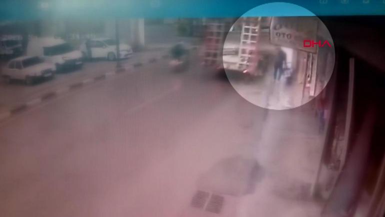 Kamyondaki iş makinesi lise öğrencisine çarptı