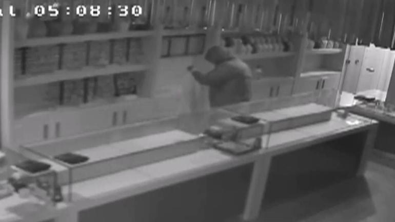 Kuyumcu soygununa kuyumcu karıştı Hırsızlar önce kamera sistemine girdi