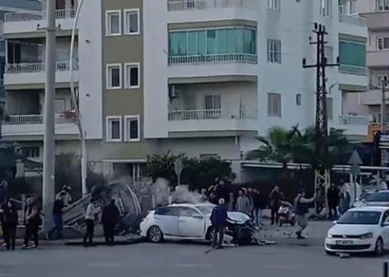 Kaza yapan otomobil köprüde asılı kaldı