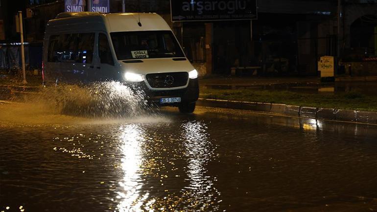  Caddeler göle döndü