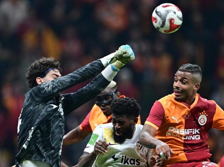 Galatasarayda, Juventus maçı öncesi iki oyuncu sınırda