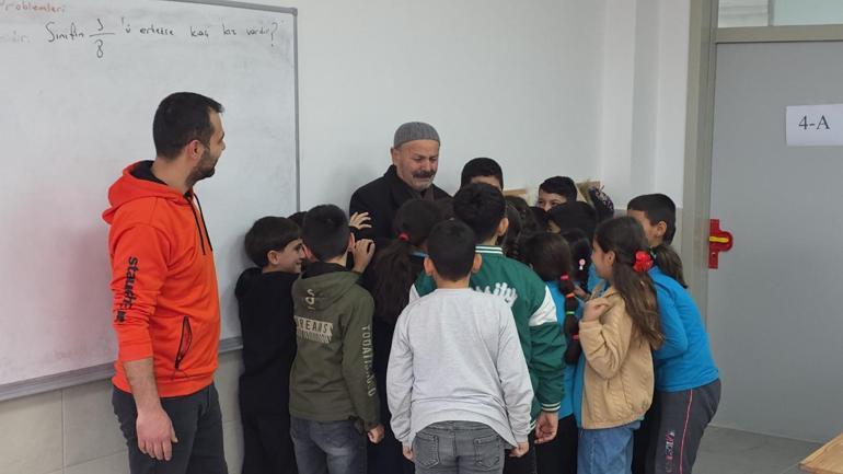 Öğrenciler sarılınca gözyaşlarını tutamadı