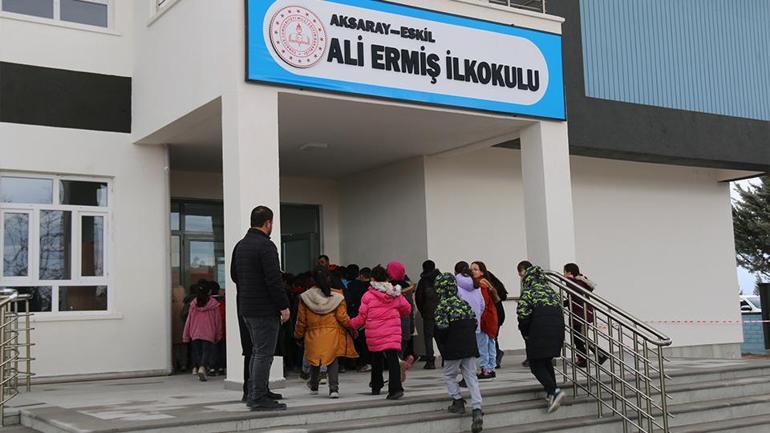 Öğrenciler sarılınca gözyaşlarını tutamadı