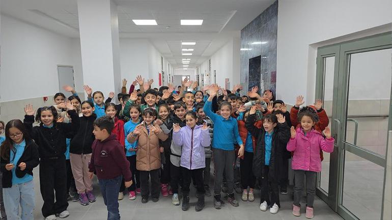 Öğrenciler sarılınca gözyaşlarını tutamadı