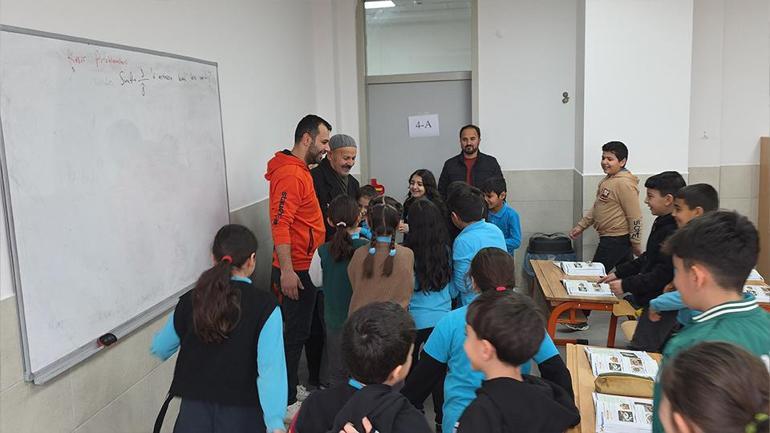 Öğrenciler sarılınca gözyaşlarını tutamadı