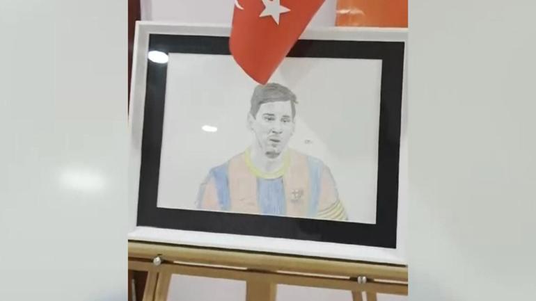  Ağzıyla resim çiziyor