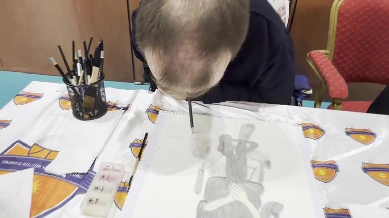  Ağzıyla resim çiziyor