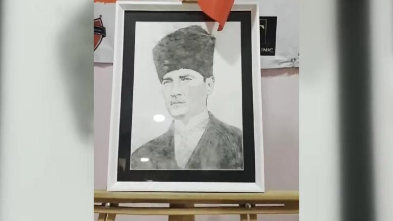  Ağzıyla resim çiziyor