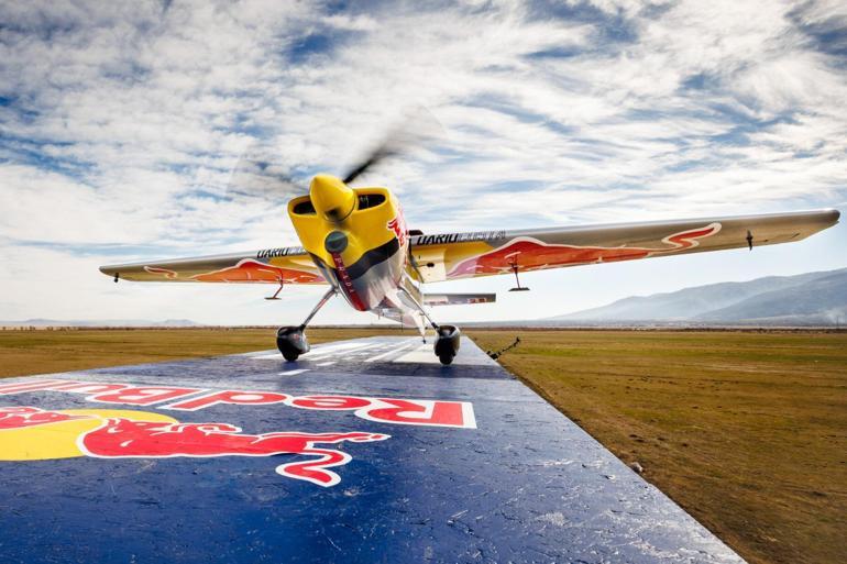 Dario Costa, hareket halindeki trene iniş yapıp yeniden havalandı