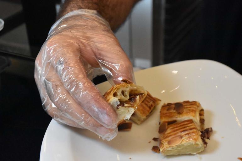 İftarların vazgeçilmezi hurmadan börek yaptı