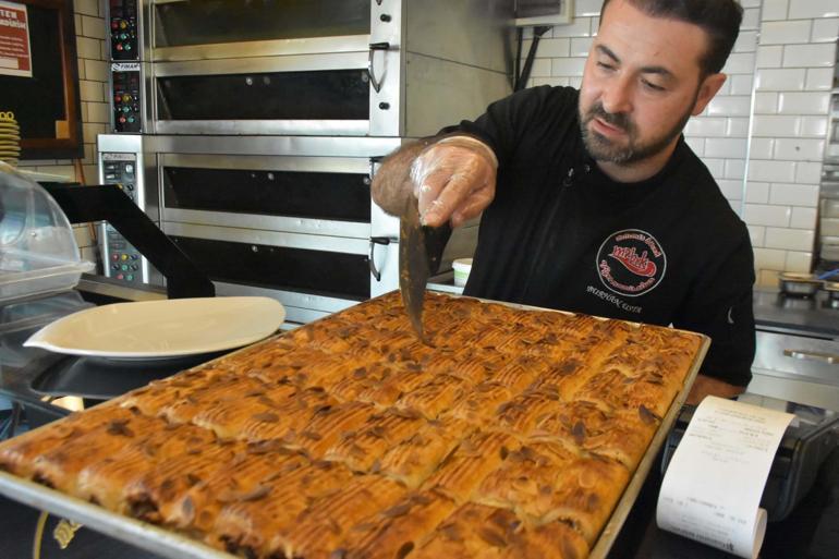 İftarların vazgeçilmezi hurmadan börek yaptı