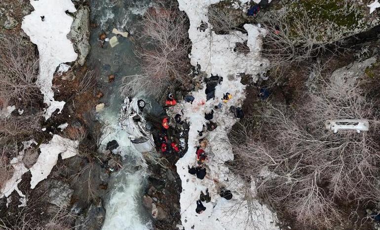 Araç dereye uçtu 3 kişi can verdi