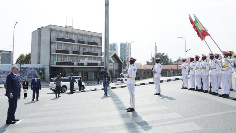  Abiy Ahmed tarafından resmi törenle karşılandı