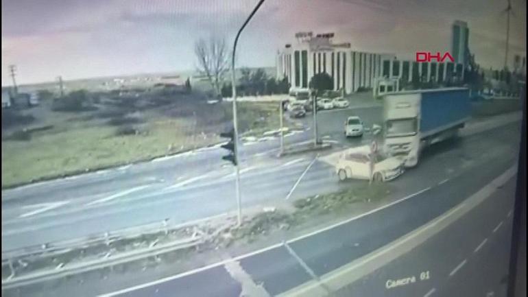 Kırmızı ışıkta geçen TIR otomobile böyle çarptı