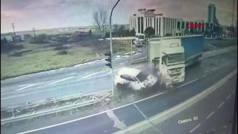 Kırmızı ışıkta geçen TIR otomobile böyle çarptı