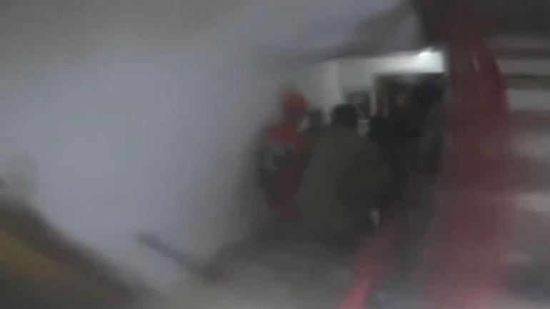 Alevlerin arasından son anda kurtarıldı