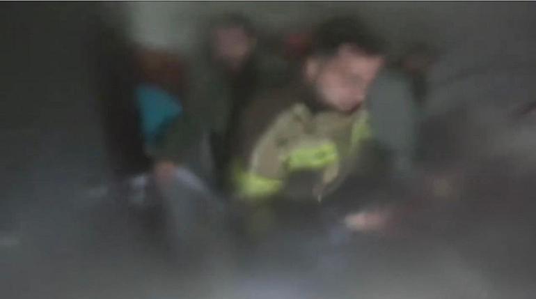 Alevlerin arasından son anda kurtarıldı