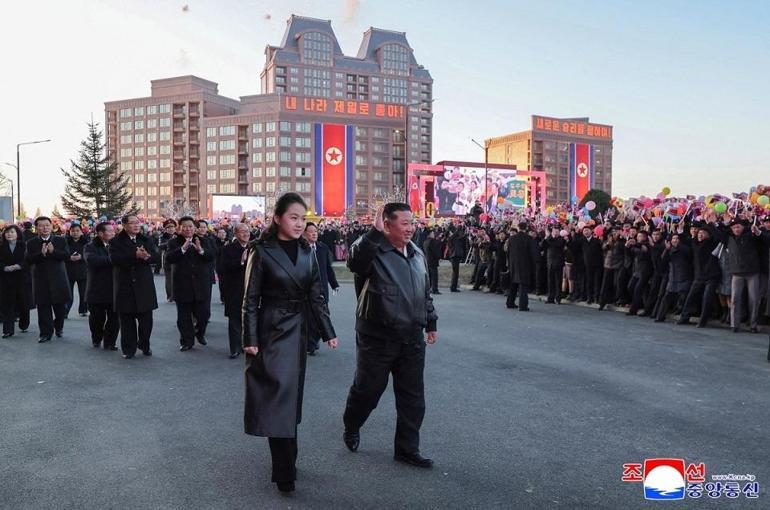 Kuzey Korede nükleer şov Kim Jong Un roketatarın direksiyonuna geçti