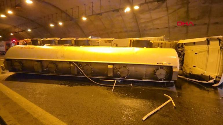 İstanbul’da kimyasal madde taşıyan tanker tünelde duvara çarpıp devrildi