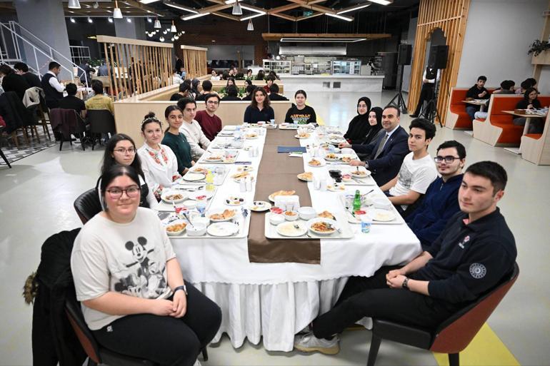 Bakan Kacır, ilk iftarını TÜBİTAK Fen Lisesi öğrencileriyle yaptı