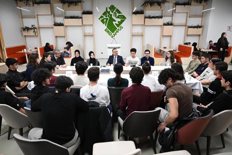 Bakan Kacır, ilk iftarını TÜBİTAK Fen Lisesi öğrencileriyle yaptı