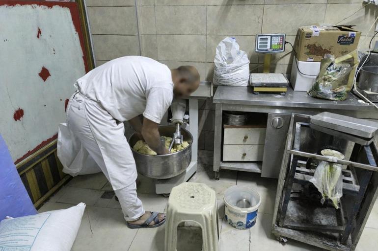  Hamuru ayaklarıyla çiğnedi